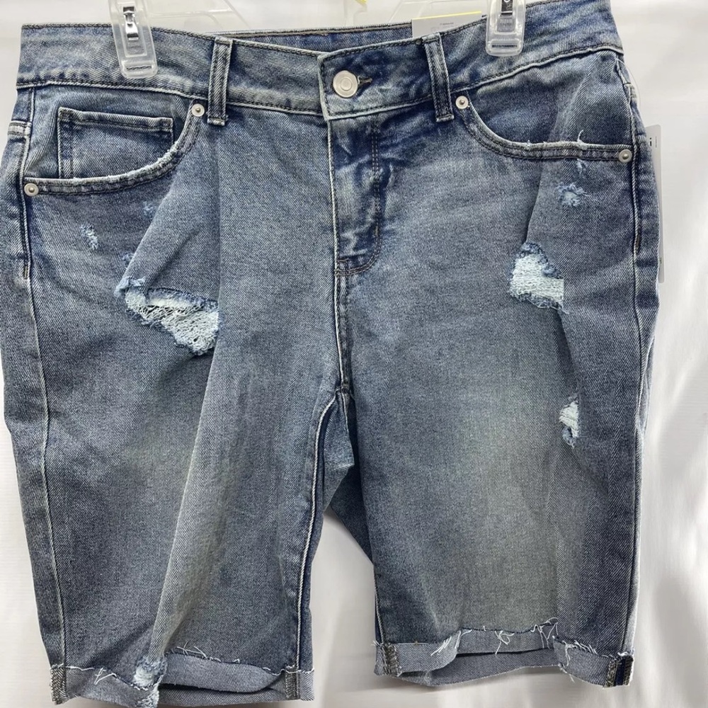 Time & Tru Mid-Rise Cuffed Distressed Women’s Short Size 12 New